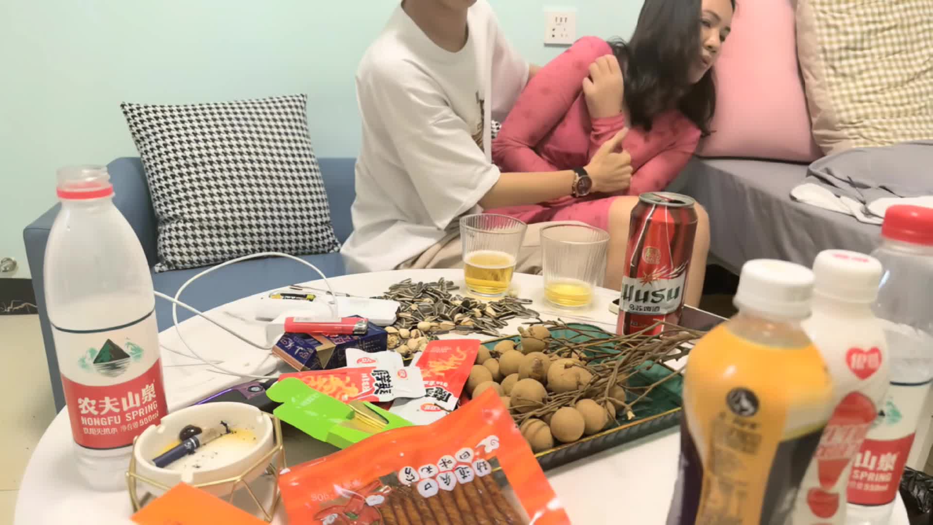 #探花 约操良家人妻少妇，偷偷出来约炮，搞的我内裤多湿了，拉到床上操，紧致骚穴，呻吟连连
