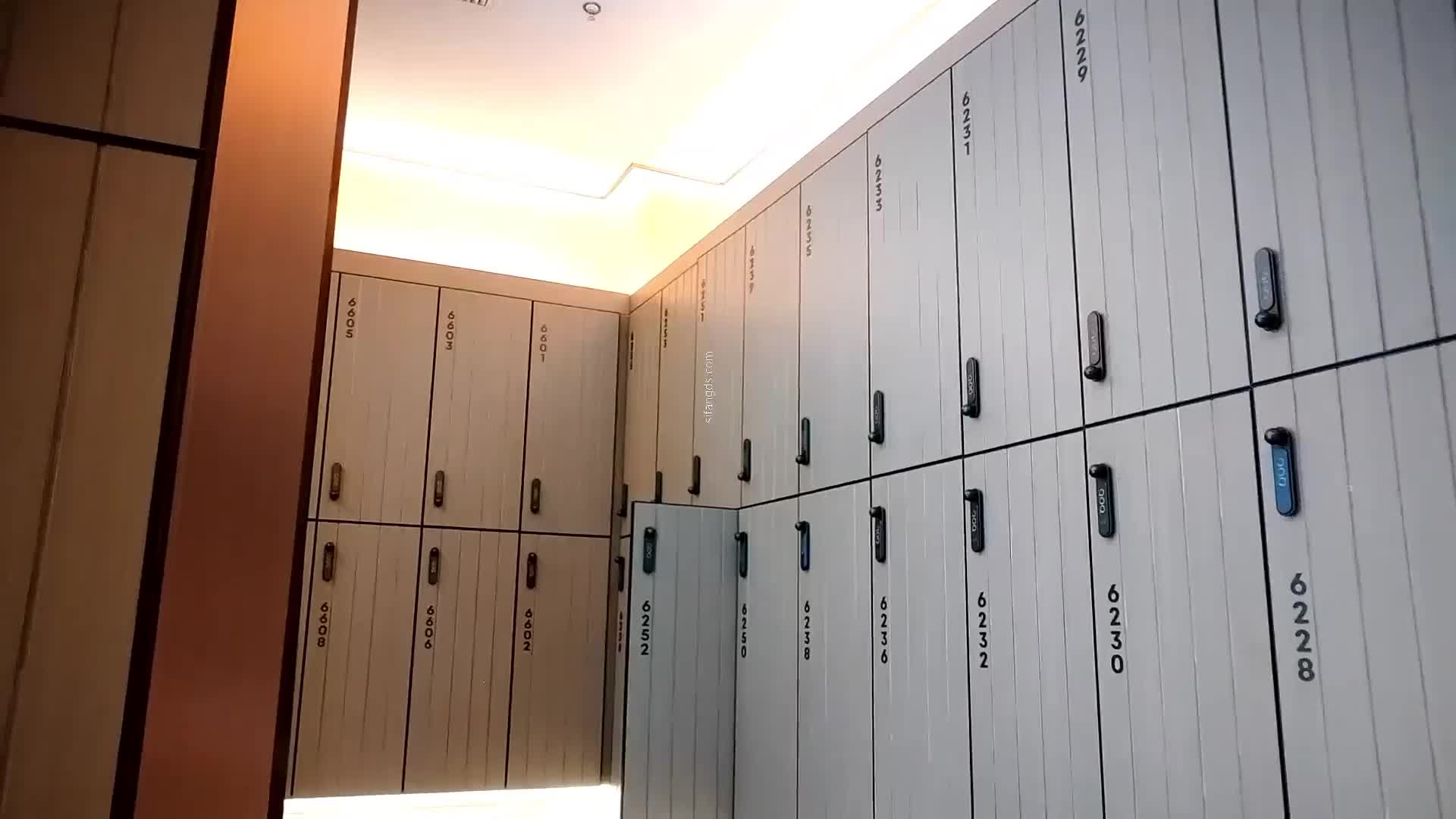 #偷拍 偷拍大神潜入国内某高端洗浴会所更衣偷拍~高质量美女络绎不绝