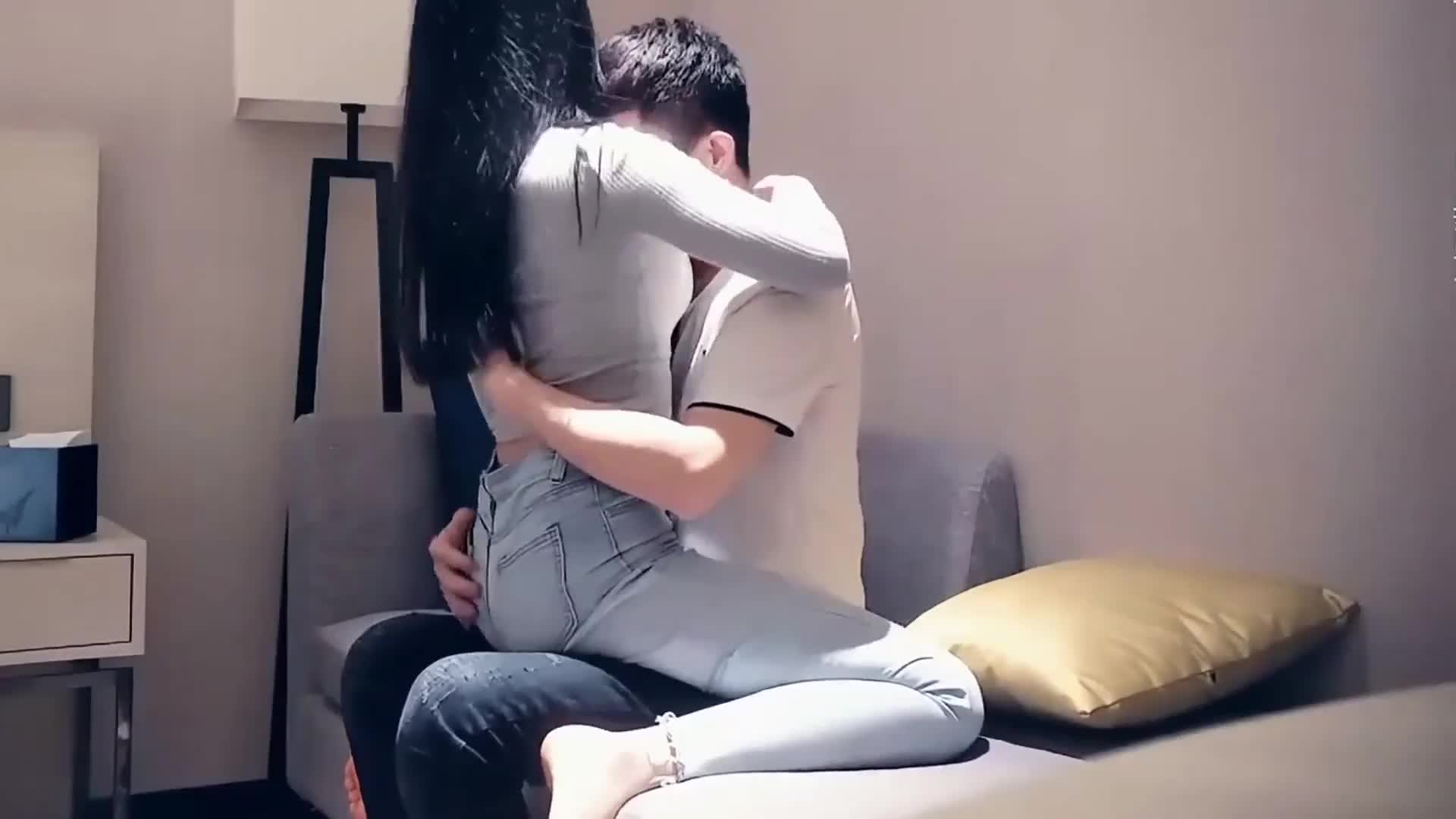 漂亮牛仔裤美女吃鸡啪啪 啊啊好大好大 顶的小肚子有点痛 身材苗条屁屁大鲍鱼嫩被小哥哥在沙发各种姿势猛怼喘叫连连