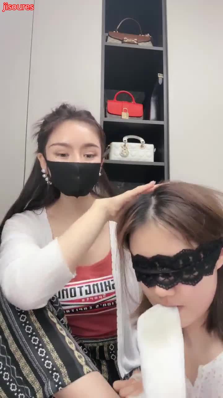 #妆主大大 #女S女M #舔脚妆主大大日常调教随性玩女奴舔白袜裸足>>>进入搜索群,搜索随机触发