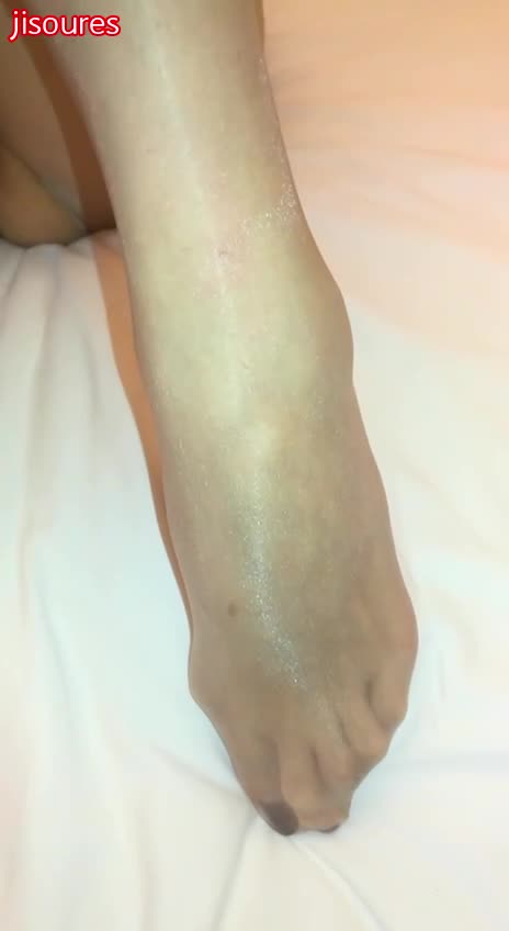 #丝袜 #足交 好像是学院派的模特丝袜拍摄，妹子长得挺漂亮的，开档肉丝大长腿细高跟真的是诱惑，还配合给摄影师足交>>>进入搜索群,搜索随机触发