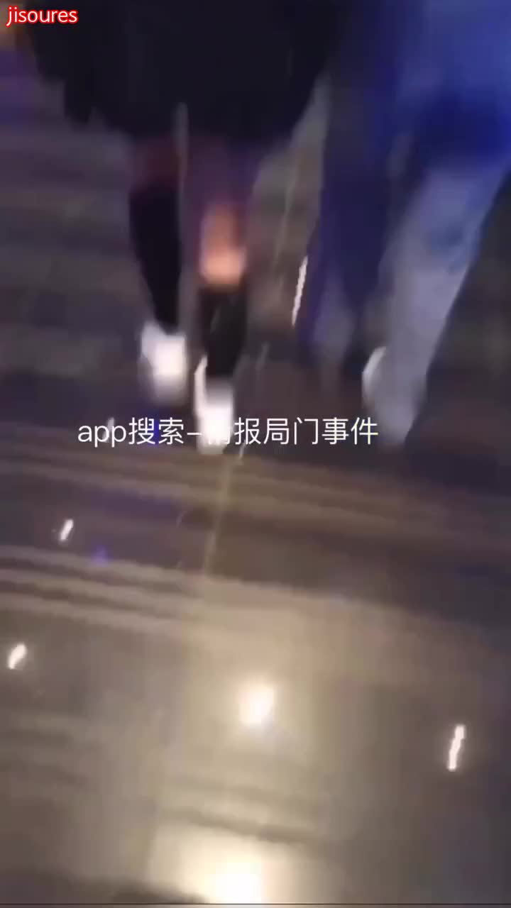#街头涂鸦 来看点街头涂鸦，大神地铁电梯各种射丝袜腿射屁股，好几次都让妹纸发现了，胆子是真的大呀！>>>进入搜索群,搜索随机触发