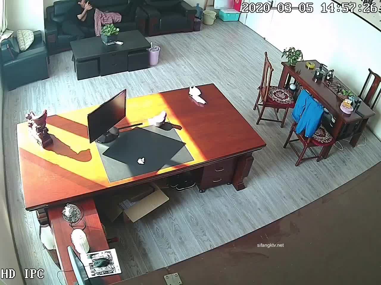 河北某摄影店女老板，年纪30左右，在公司办公室偷情被偷拍