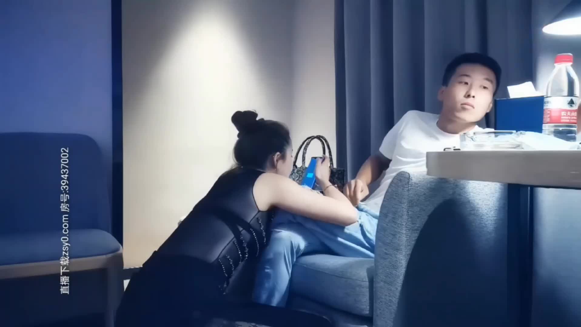 探花肉肉黑裙气质美少妇啪啪，舌吻互舔调情骑乘抬腿猛干40分钟