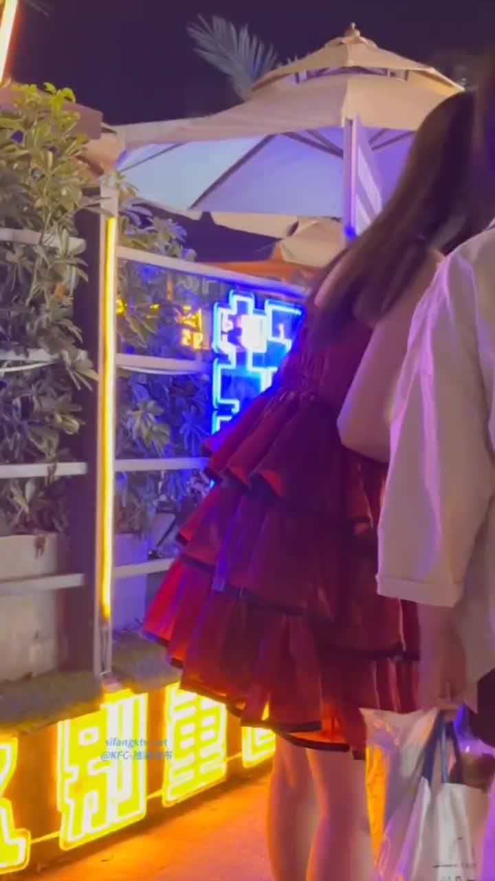 #无内  极品红裙学妹不穿内裤跟闺蜜逛街，贴B拍摄 裙底风光一览无余