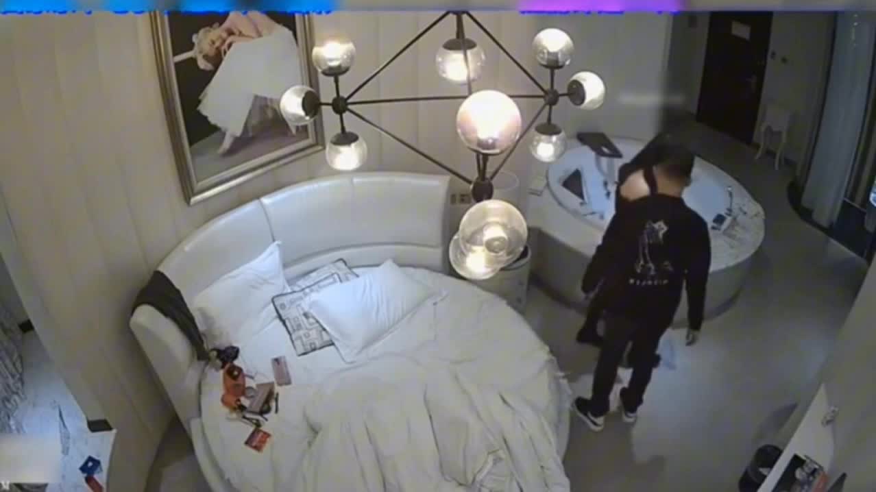 #偷拍 漂亮小姐姐黑丝黑裙紧身包臀还露出肩膀，香艳的装扮一看就鸡儿硬邦邦，约到酒店脱光光肉肉好身材抽插不停