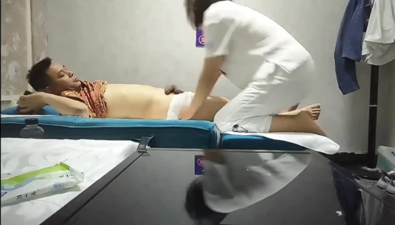 城中村养生馆老板娘偷拍来店里按摩客人勾引他们做特殊性服务