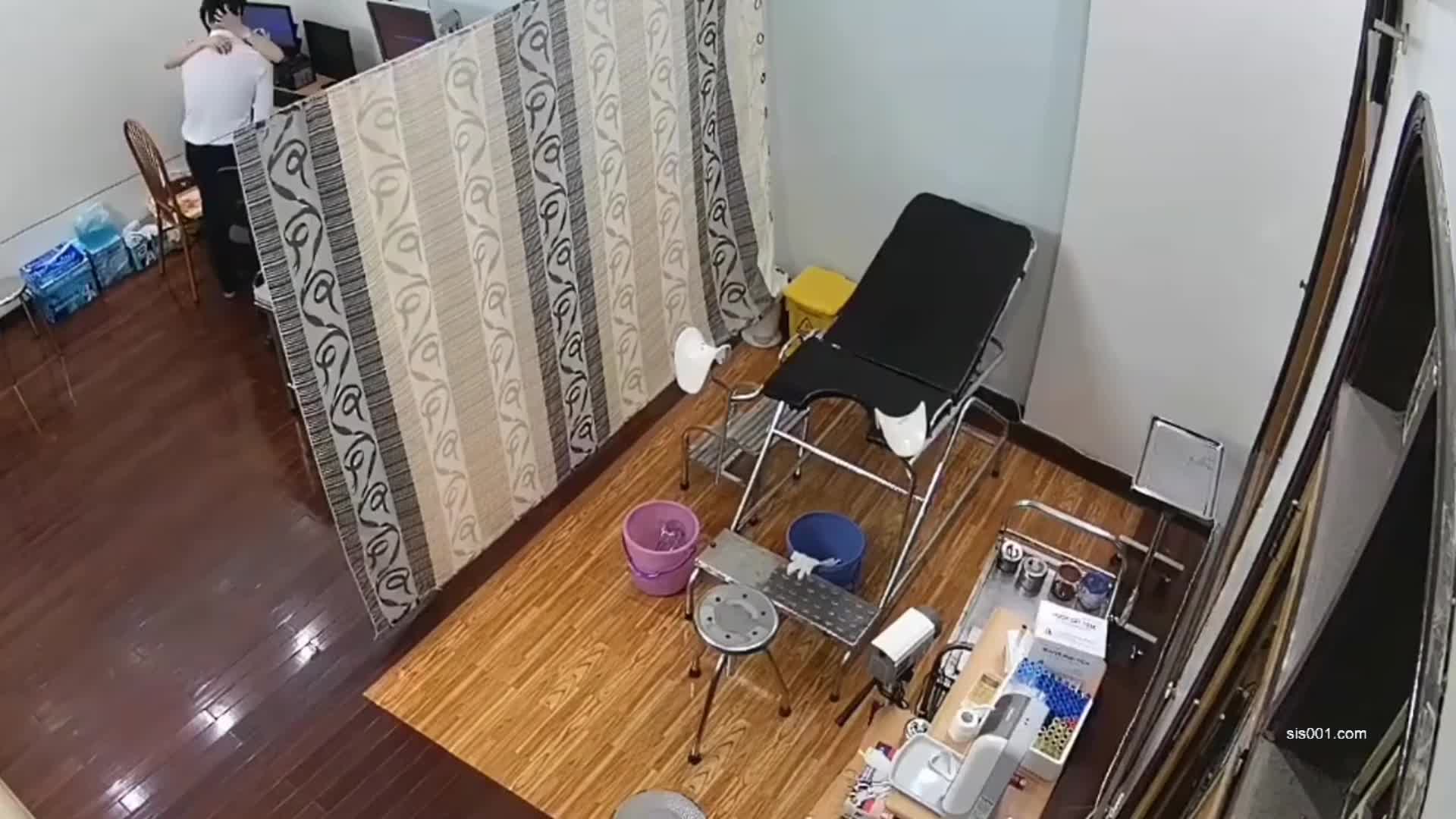熟女人妻 在私人妇科诊所偷情男医生 被无套内射 再免费检查一下逼顺便清理