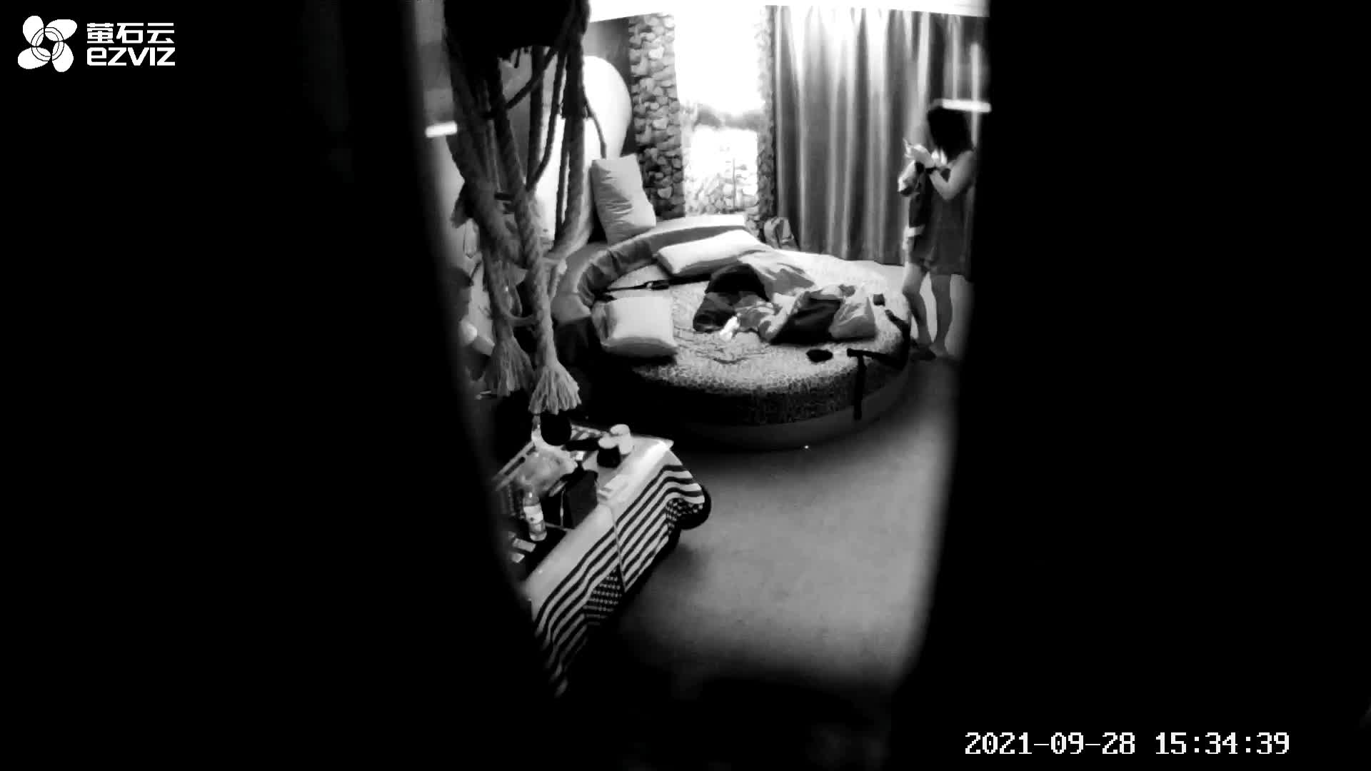 #偷拍 #泄密 #多人 #猎奇 #吃瓜 意外偷拍到少见的三男一女4P震撼激战 速战速决操翻天 美女被干的直喊受不了 叫声太大 20分钟