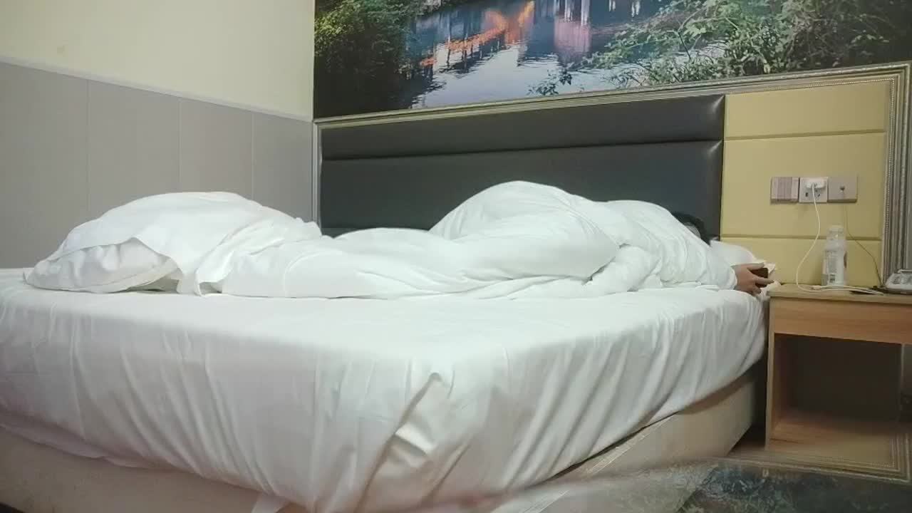良家人妻"不行我受伤了"“哪里受伤了我看看”“屁股“洗完澡掀开被子扒开腿就是一顿猛怼 呻吟不停 无套内射