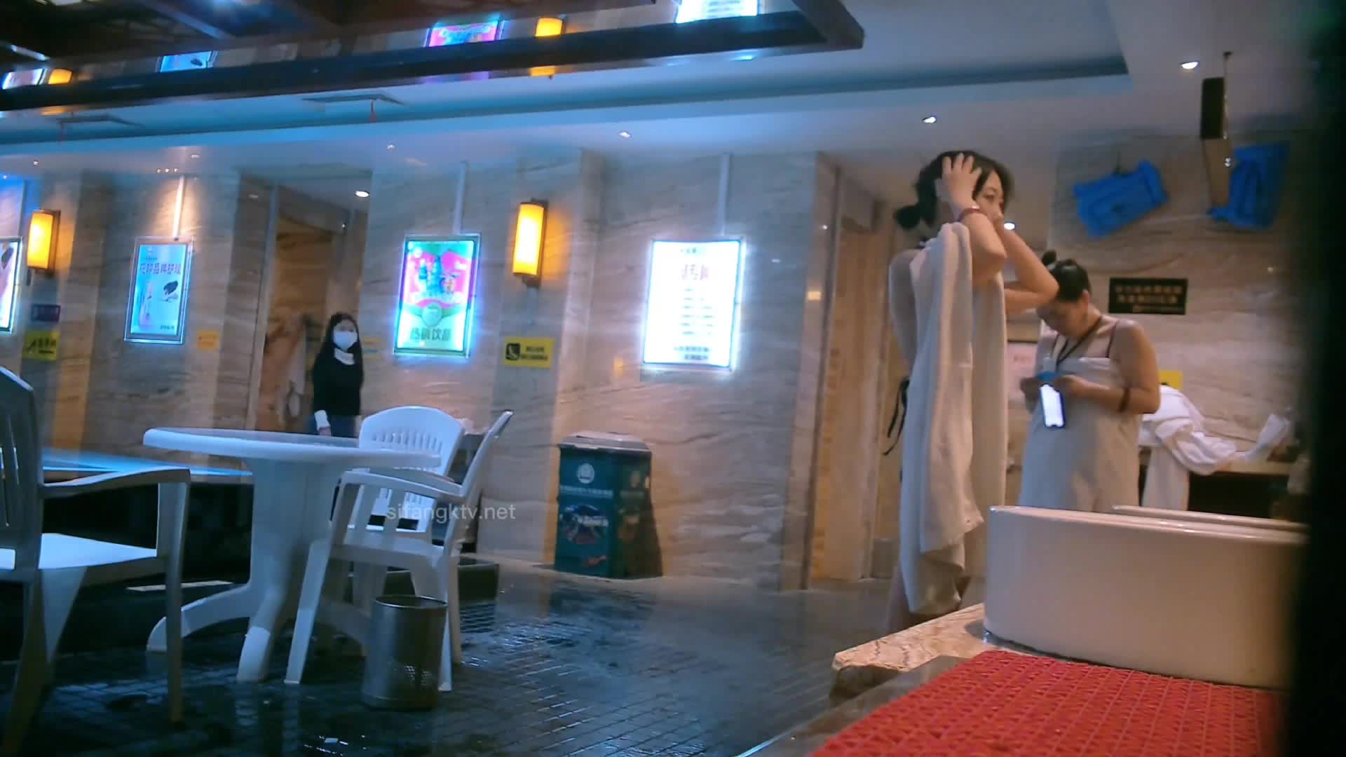 温泉洗浴女宾换衣室洗浴室内部曝光4K，各种诱人胴体专挑年轻的拍