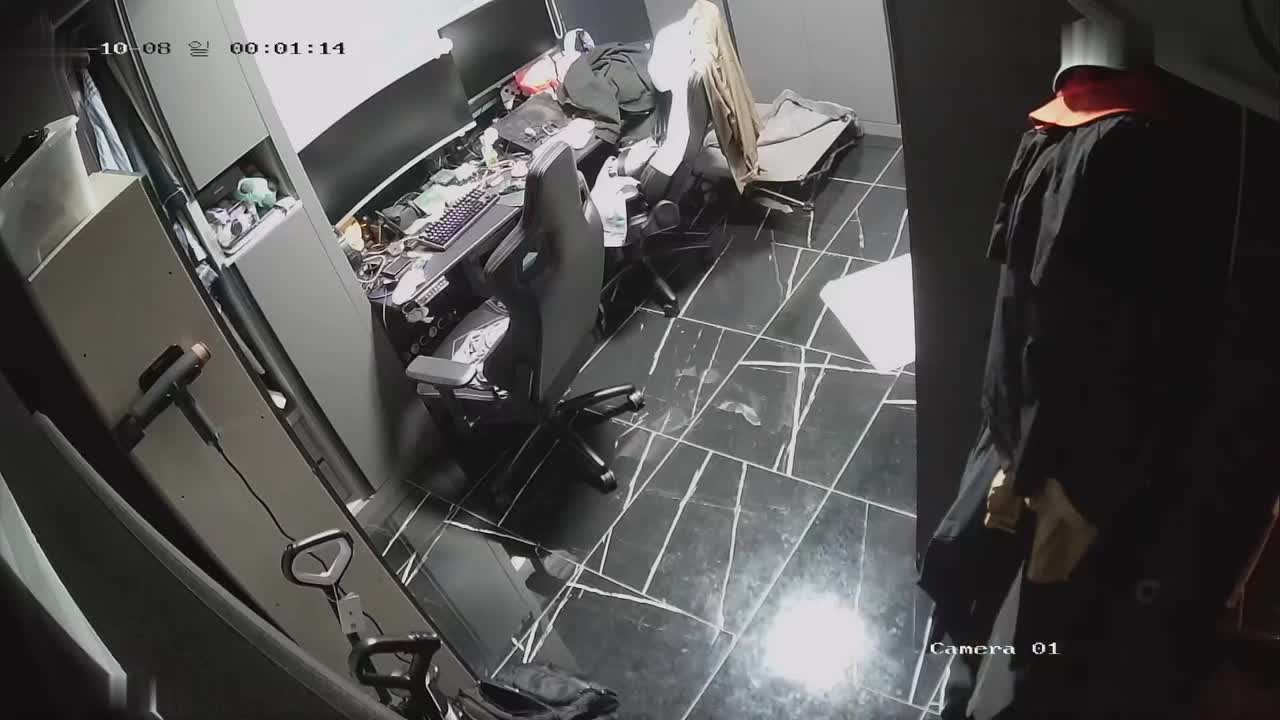 黑客破解网络摄像头偷拍 颜值超高的大奶美女工作室脱光光换衣服这种身材的美女能操一次一辈子都满足了