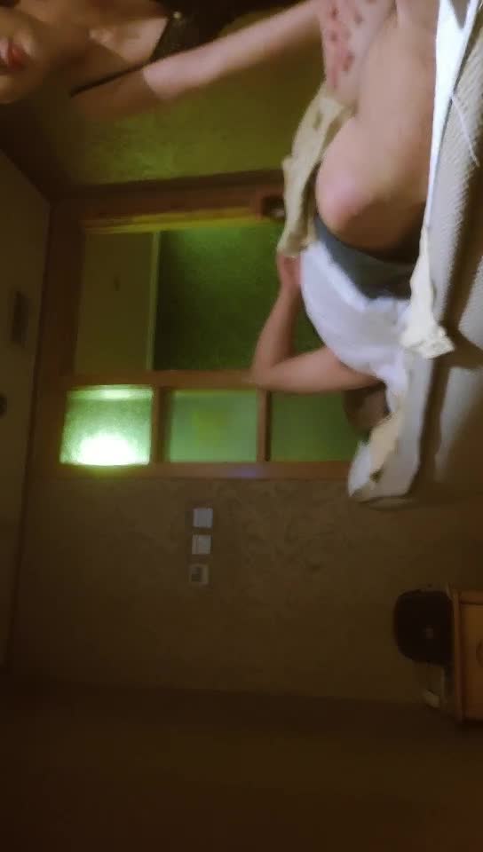 #熟女 #探花 小表妹寻欢会所很有韵味熟女技师，按摩完再开操，张开大长腿扣穴调情，按摩床上侧入猛操