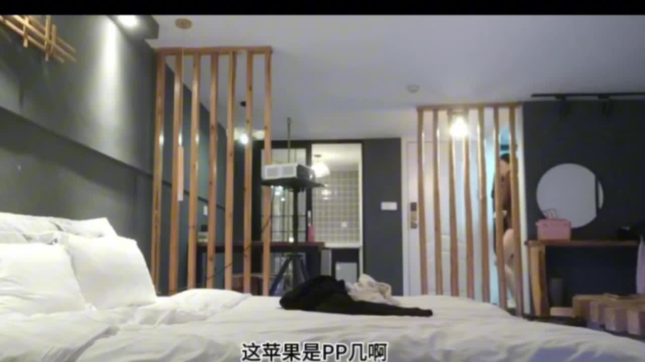气质美少妇先打扑克斗牛输了就大冒险，聊聊天培养感情，对白清晰 有点意思的 4p换妻