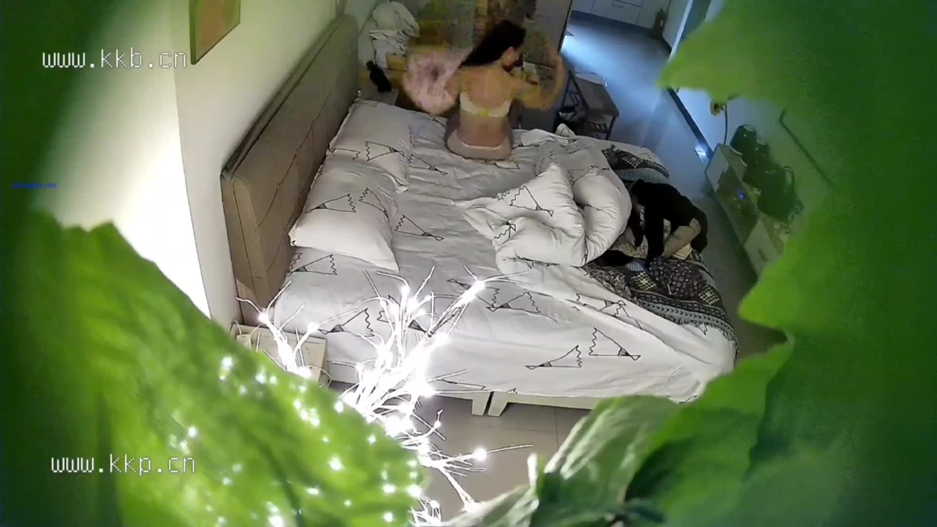 酒店绿叶房高清偷拍 纹身猛男与模特情人的酒店销魂做爱，爆操颜值不错的美女，各种姿势高难度