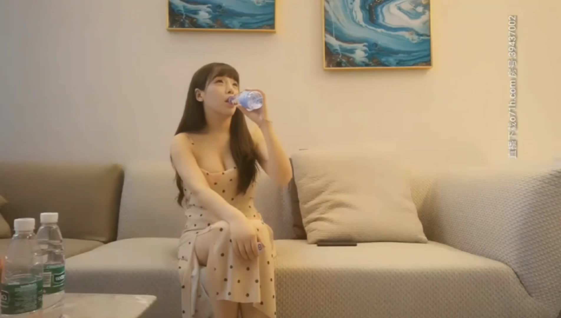 约个黑长极品直清纯美女，脱光后太骚，主动叉开双腿自摸小穴，身材完美温柔体贴健谈 39分钟