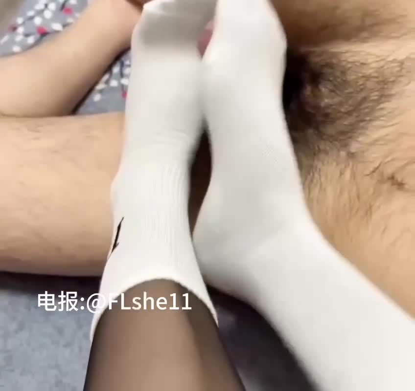 #丝袜 #棉袜 #足交女友白棉袜黑丝足交>>>进入搜索群,搜索随机触发