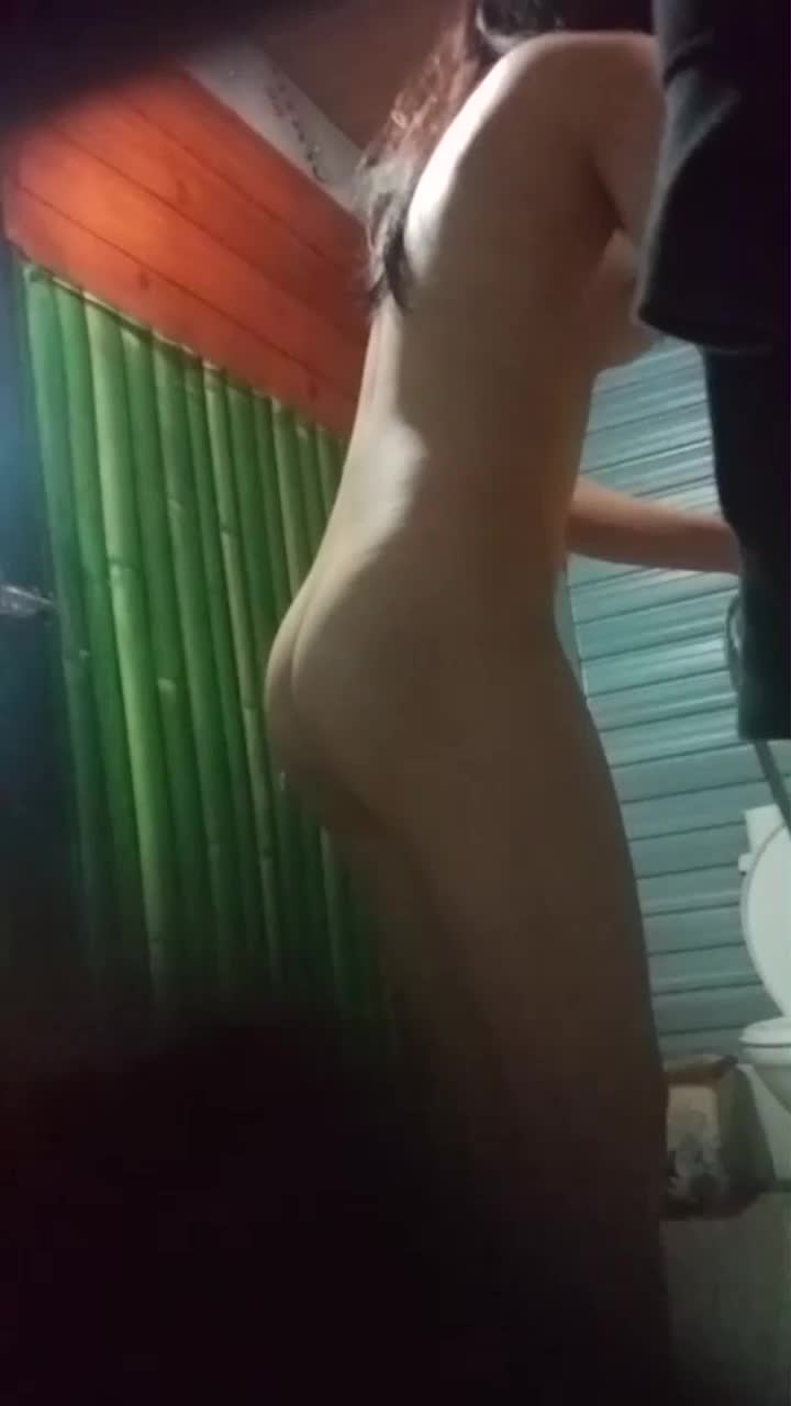 偷拍小美女洗澡