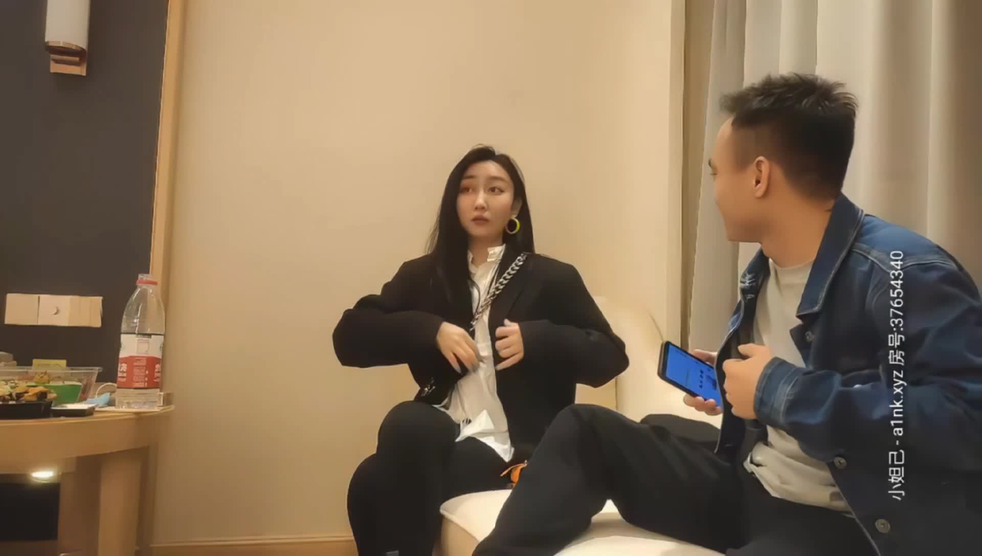 深夜场约了个黑帽大耳环长腿妹子啪啪舔弄摸奶调情特写口交后入抽插猛操
