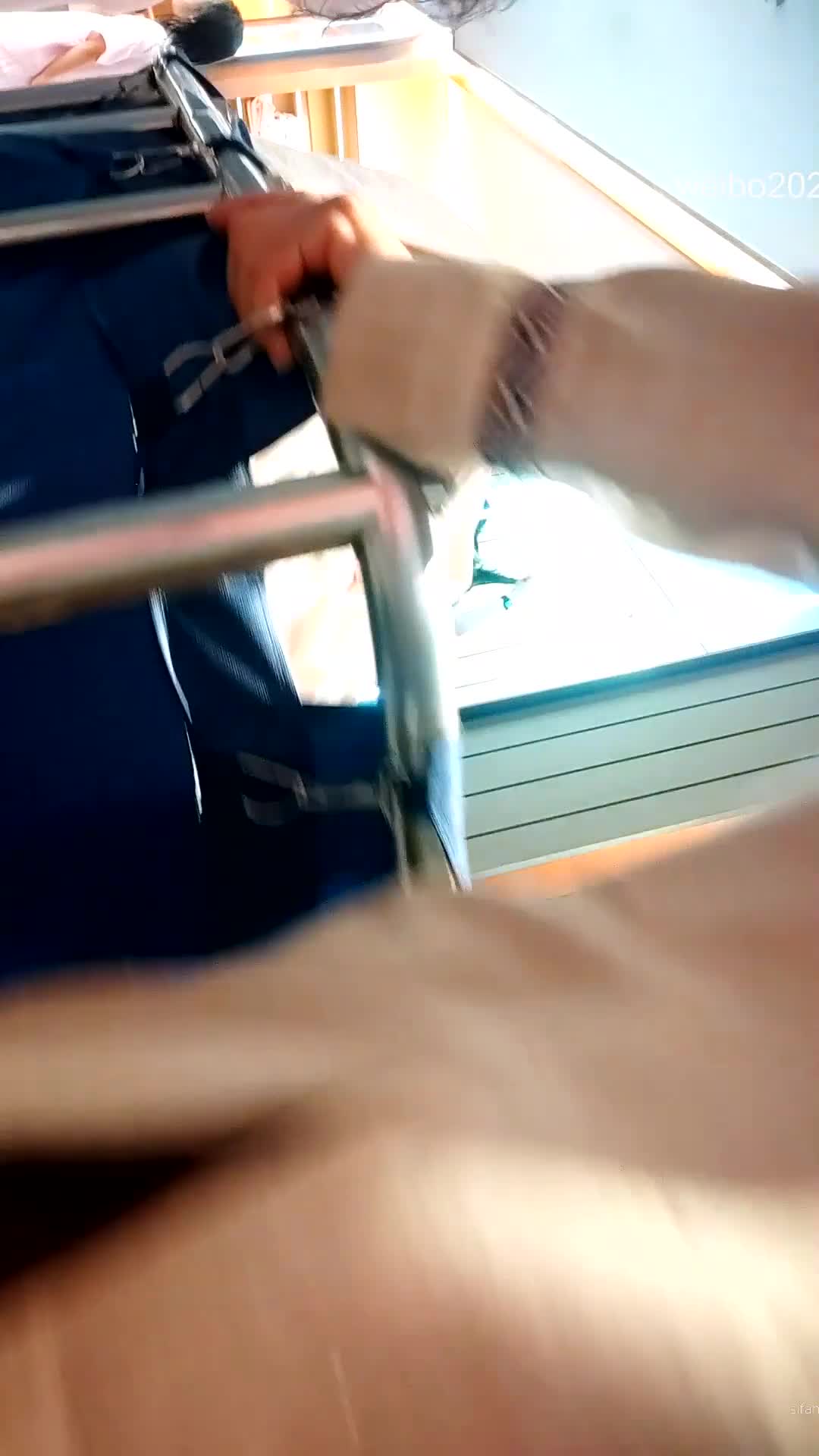 澡堂子偷拍闪亮三姐妹一起脱衣洗澡️丰腴雪白大屁股浓密穴毛