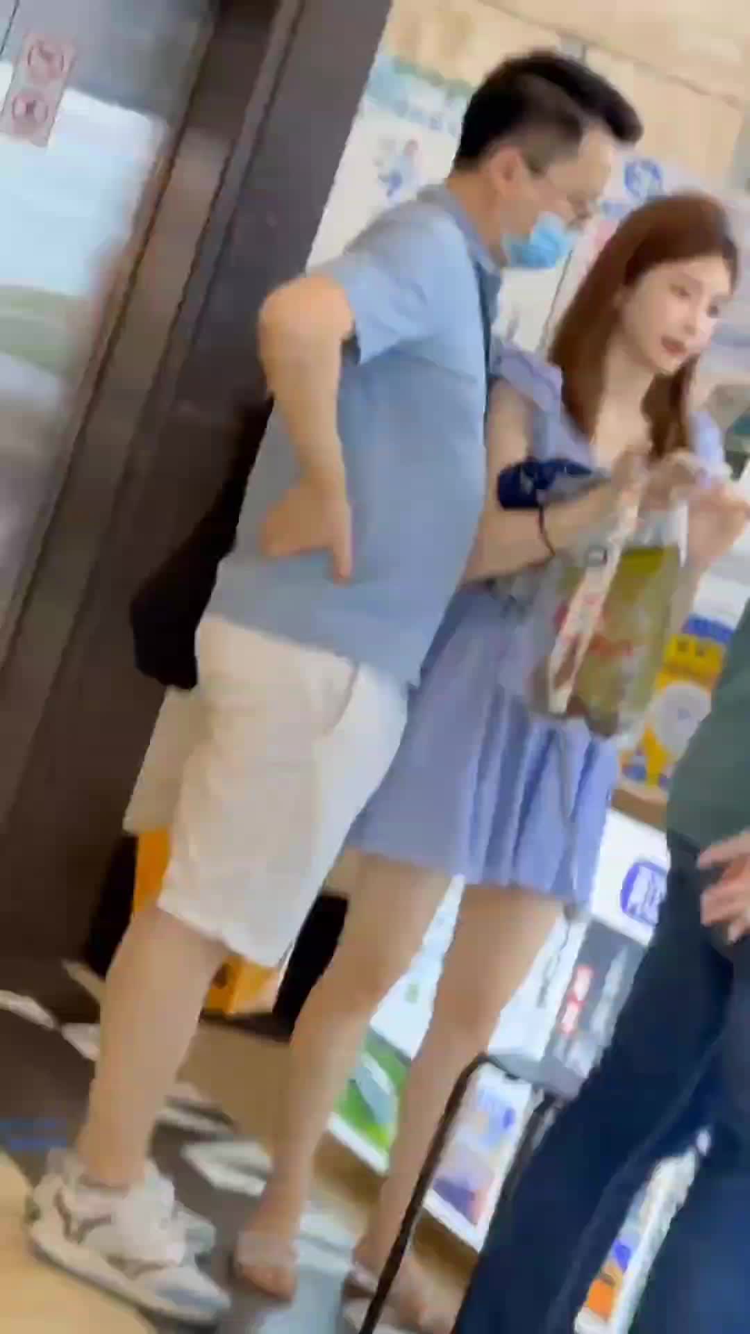 抄底蓝色美女裙底下的蓝色内内