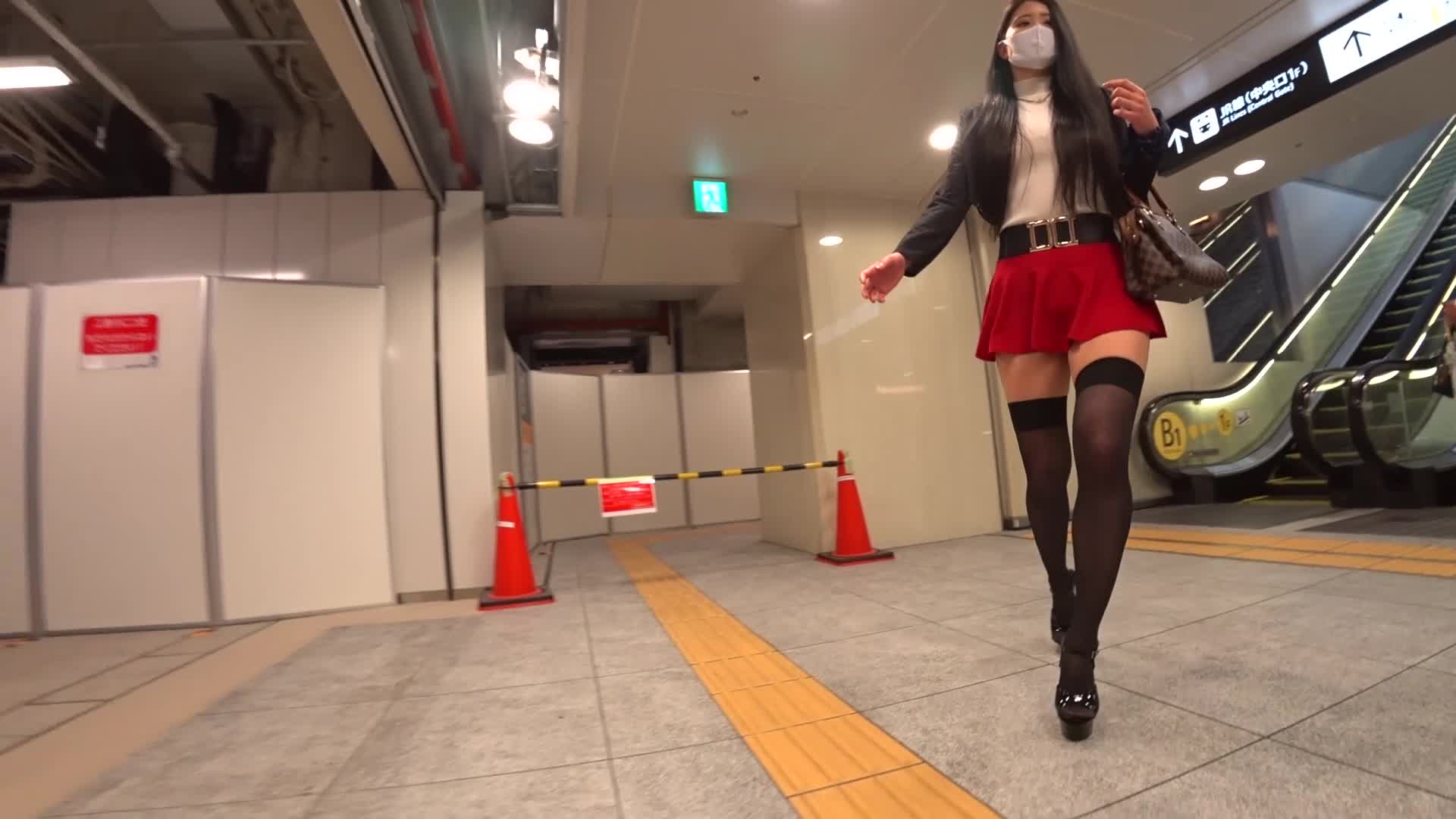 #日本抄底 #丰臀美乳日本丰臀美女短裙黑丝丁字内内  极品身材