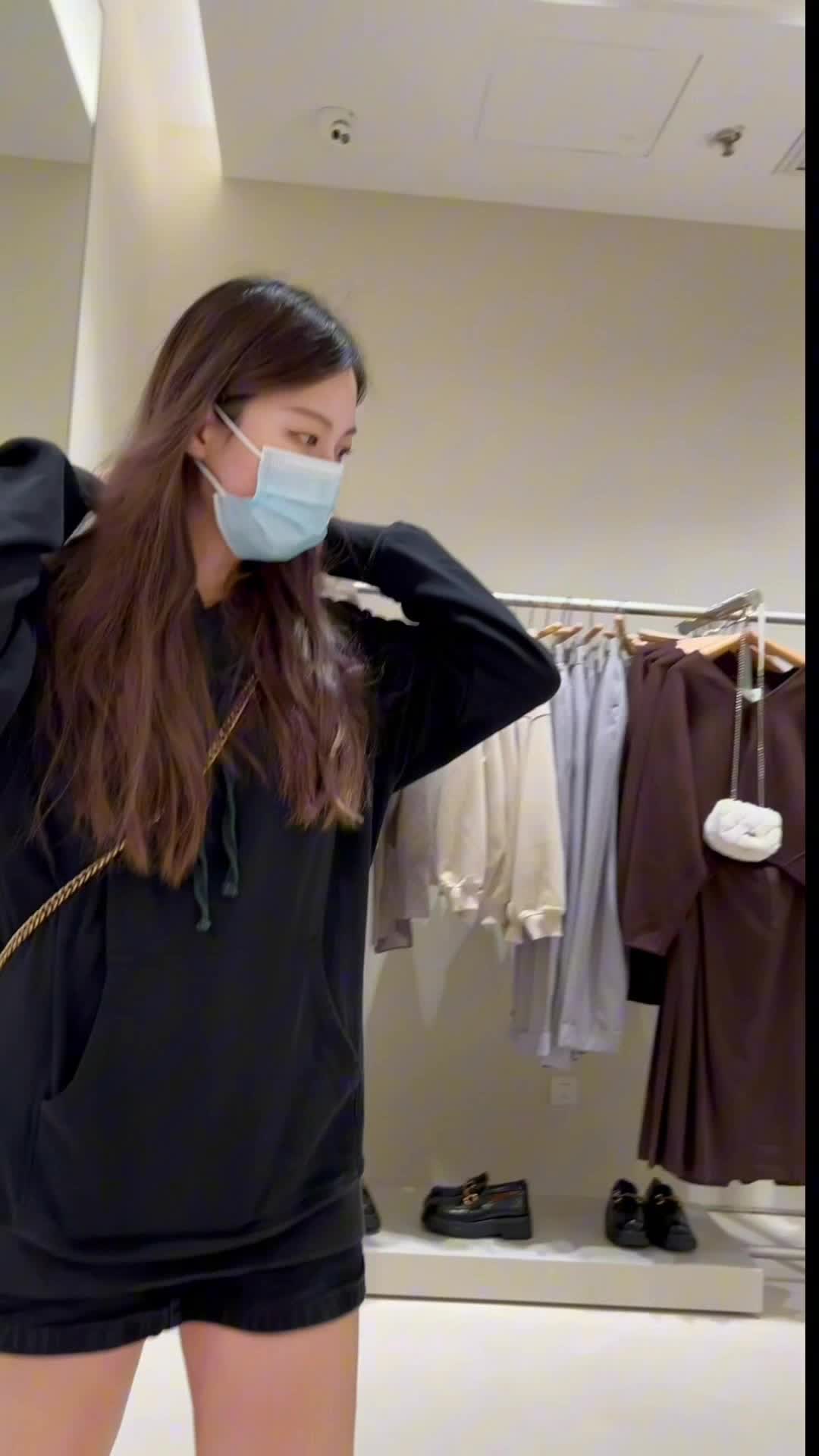 #抄底 高颜值鸭舌帽气质美女和露背骚货闺蜜 短裙靓女试衣服毛衣光腿超短裙露出骚窄内