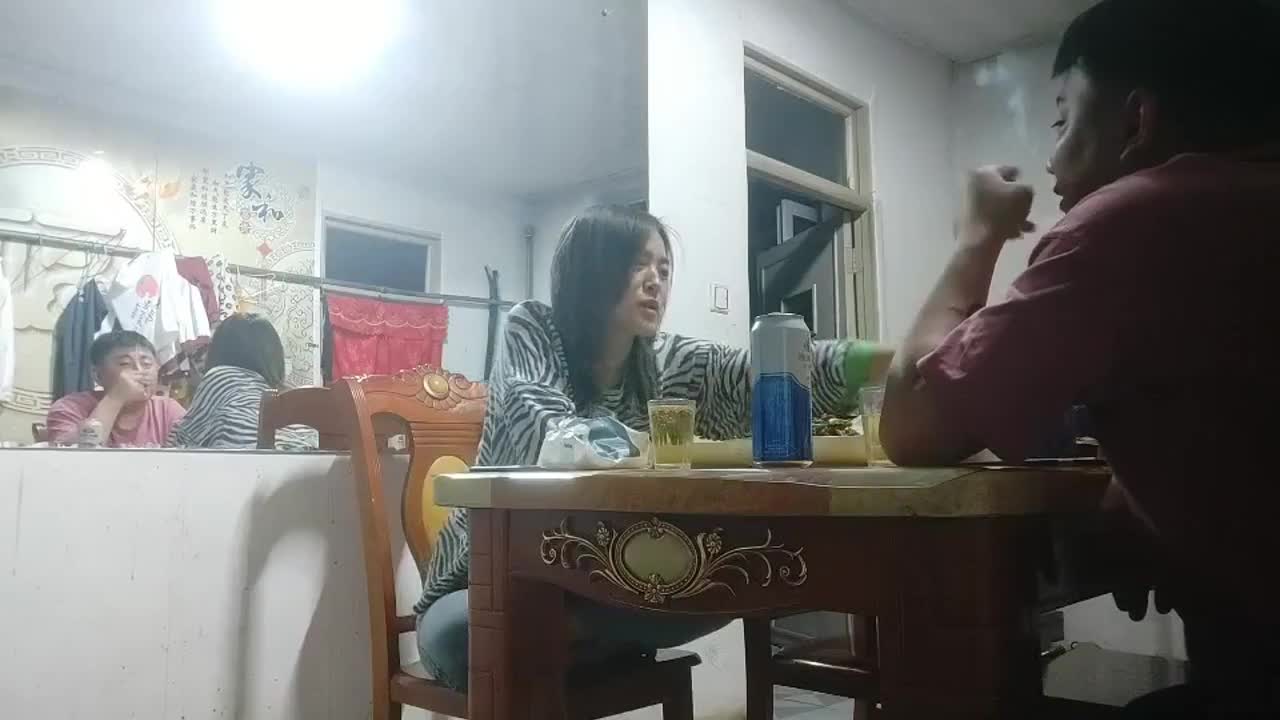 家庭偷怕 找巨乳良家少妇吃吃饭喝喝酒，谈谈人生，当然，最主要的目的是上床