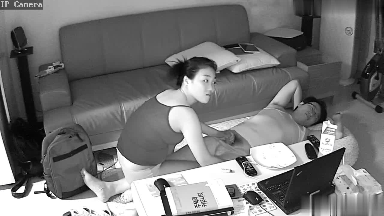 黑客破解家庭网络摄像头偷拍 身材不错的娇妻给眼镜男舔硬鸡巴骑坐上去来一炮