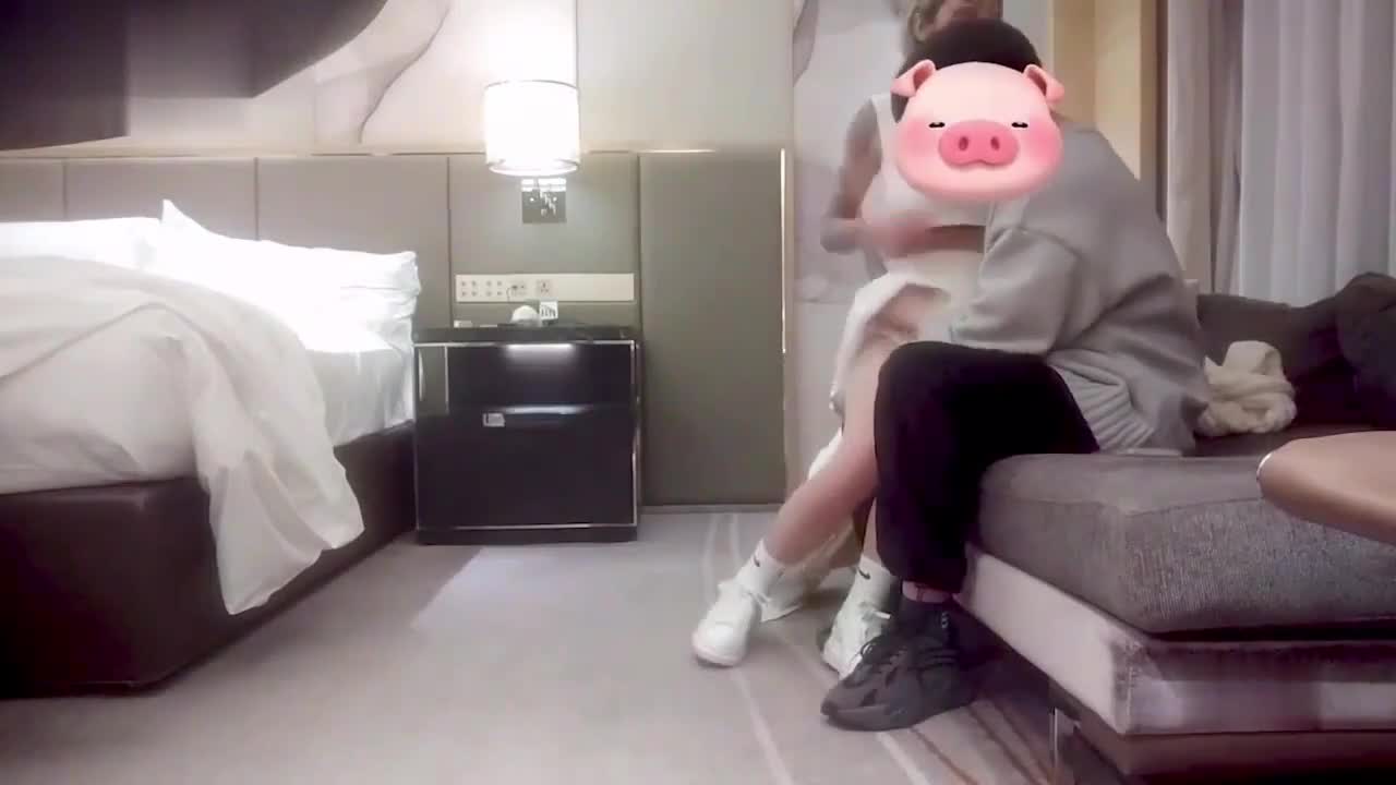 【阿枪探花】高端外围女酒店约炮偷拍，抖音网红美女性感花臂小姐姐撩男一把好手，从沙发草到床上 #探花 #偷拍