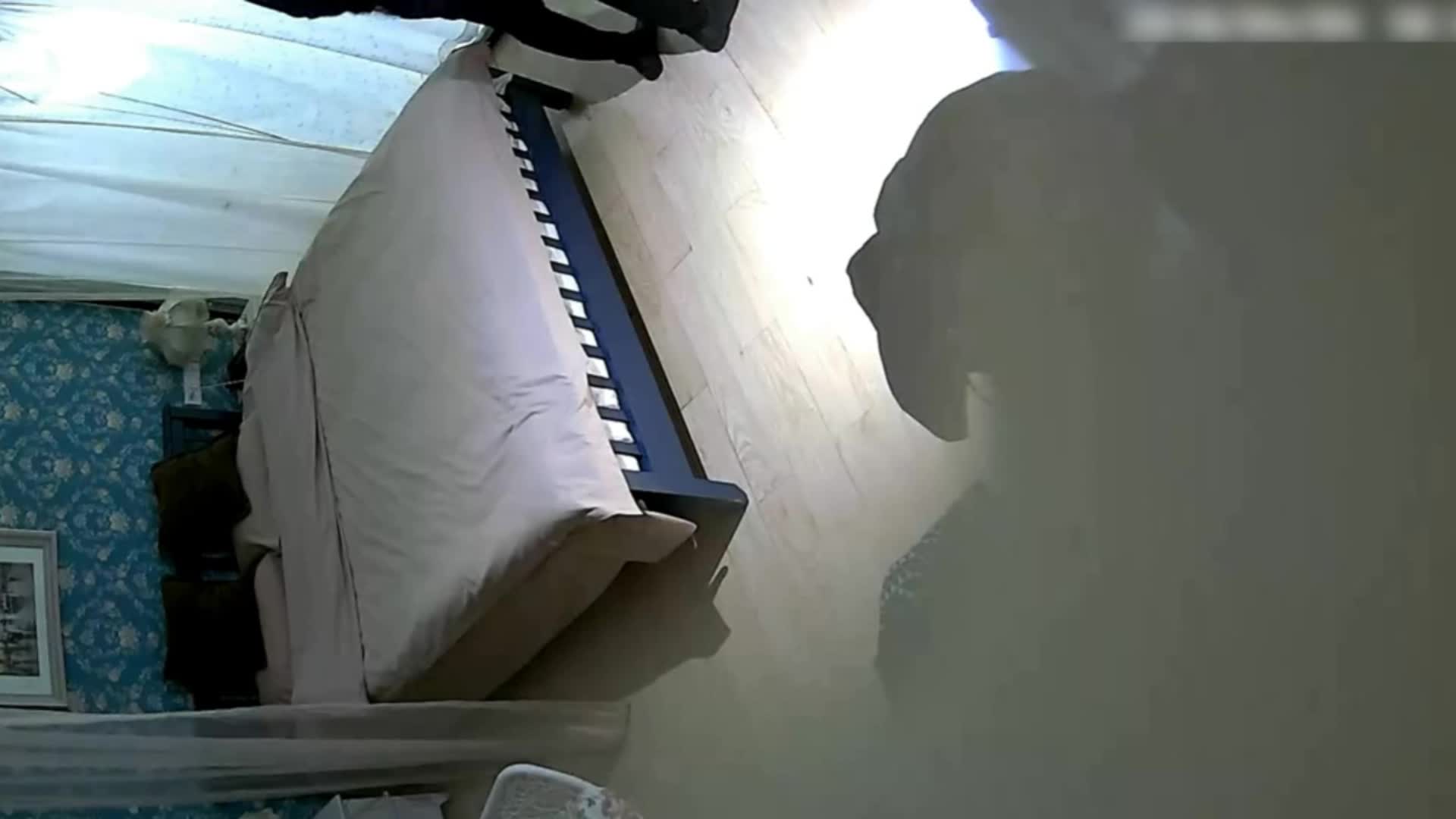 时尚气质的长发美女少妇酒店和情人开房偷情啪啪,跪在地上吃鸡巴,干完一次美女还要自己坐大屌上摇摆,太真实了 31分钟