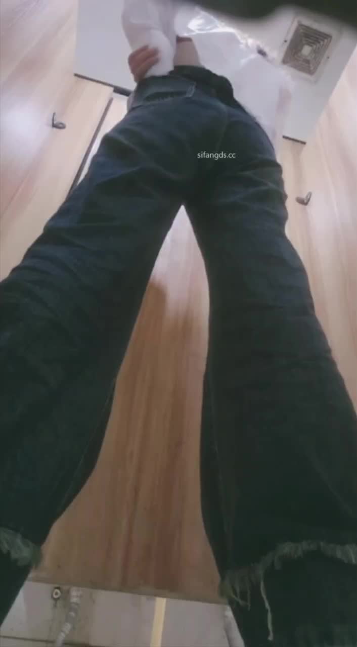 最新女厕偷拍！多位极品漂亮女神如厕曝光！少妇少女 极品白皙翘臀，白色连衣裙那个 非常漂亮的小仙女