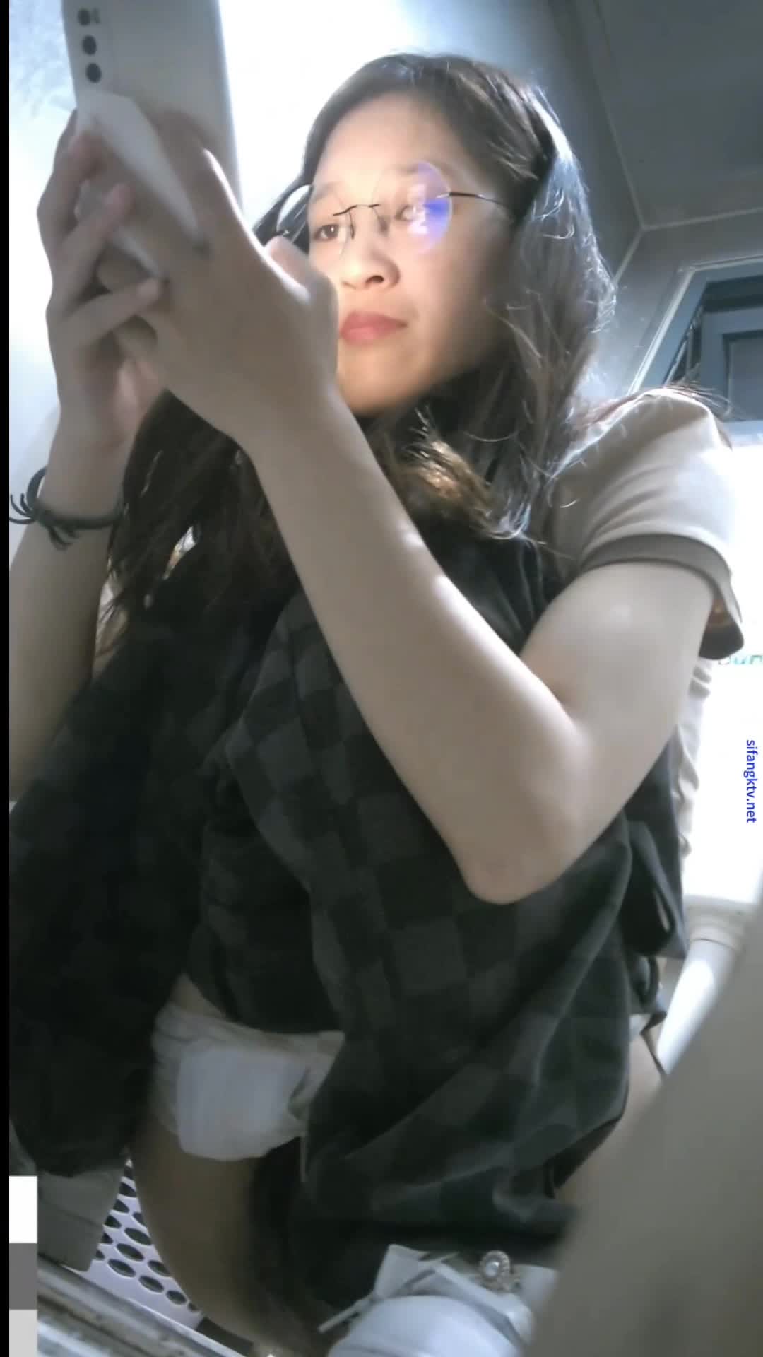 #厕拍 女厕全景偷拍多位美女嘘嘘