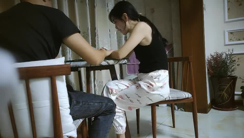 打麻将认识的少妇 老公不在家去她家里操她 直立玩69牛B 60分钟