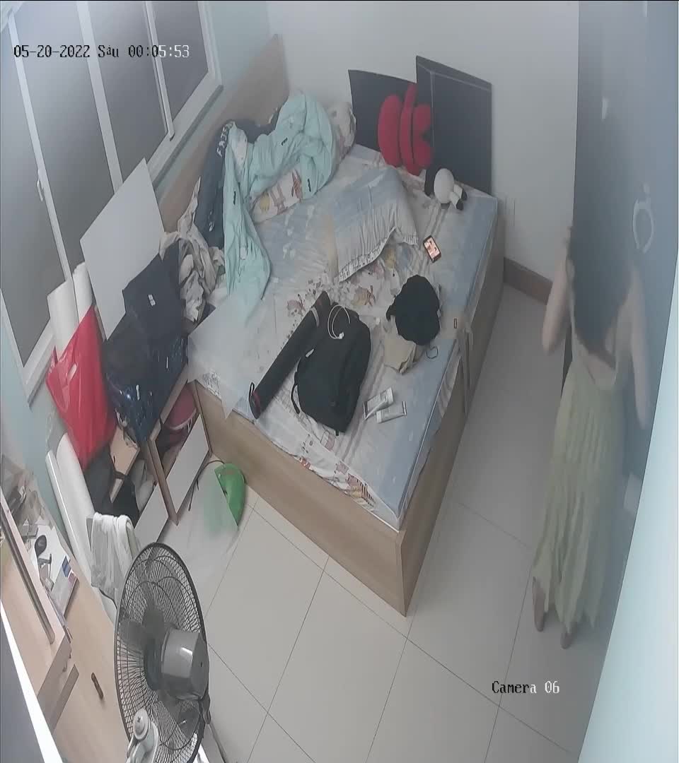 《居家摄像头破解》眼镜美女一个人晚上睡不着 一边看着小电影一边抠B自慰