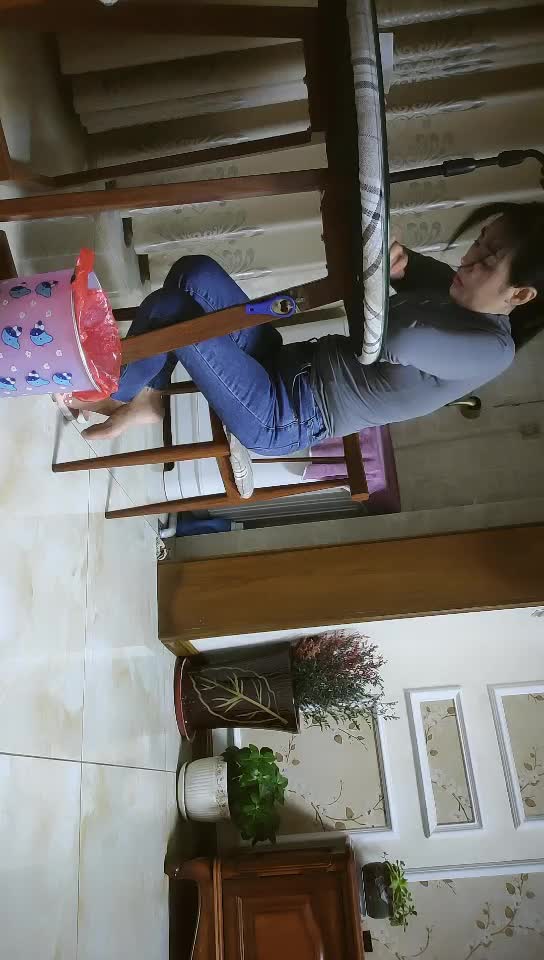 #熟女 #少妇 美女少妇新人老哥操良家少妇，马尾辫牛仔裤舌吻调情，脱下裤子摸屁股，扶着桌子后入，倒立姿势口交