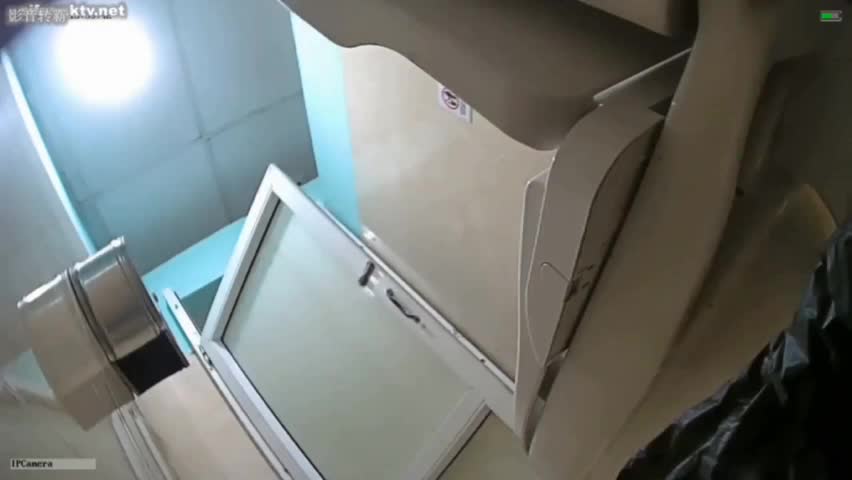 #厕拍 极品职业装小姐姐撅起屁股撒尿 开叉得挺厉害！