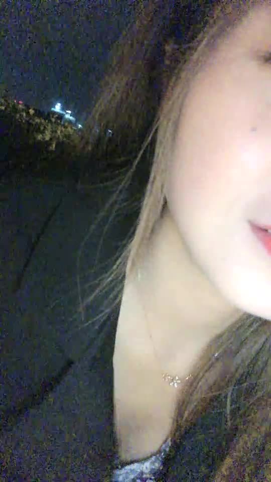 #熟女 #探花 【你的女王哒哒】，8W粉丝人气女神，第二场户外搭讪，街头撒尿，无套啪啪，浓密阴毛内射，收益榜登顶佳作