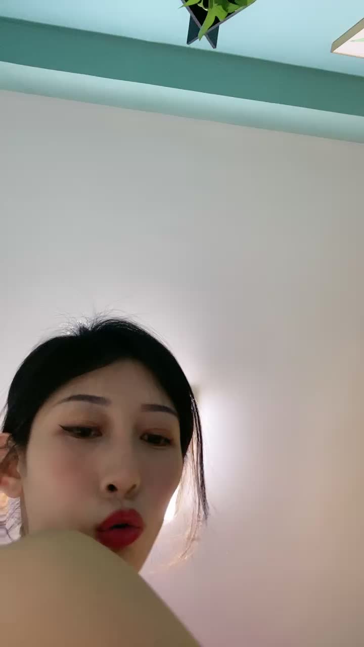 【#零零小馒头】颜值女神！模特身材！全裸收费！格外诱人！