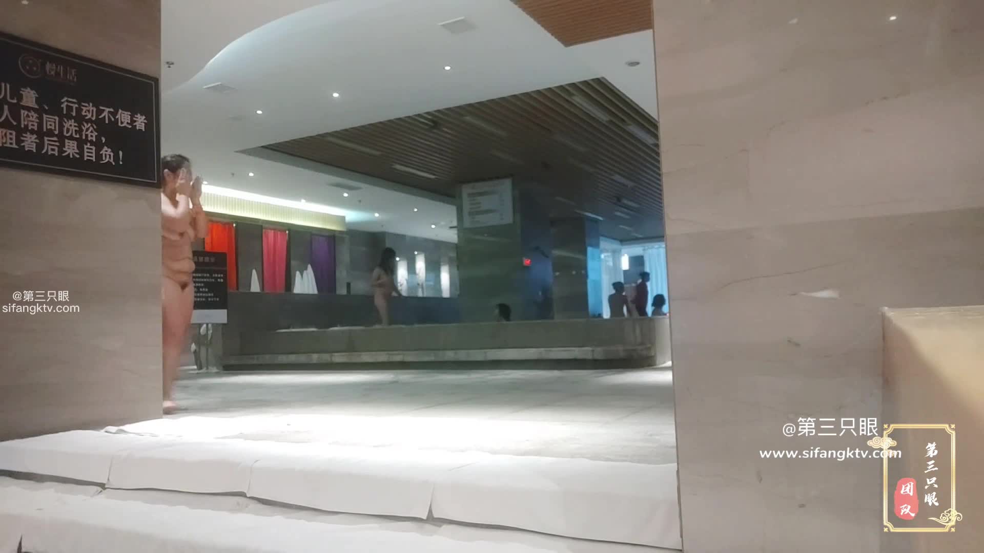 私房大神失联前未流出系列️男扮装潜入某温泉洗浴会所四处游走偷拍更衣美女嫩学生妹处女粉嫩奶子无毛逼、 风情万种美少妇 露脸出镜，冒死潜入女汤和汗蒸房还有其他一个个 精美绝伦的美体等着老板们一一欣赏 各种美女 各种形状的奶子   极品少妇 应有尽有。