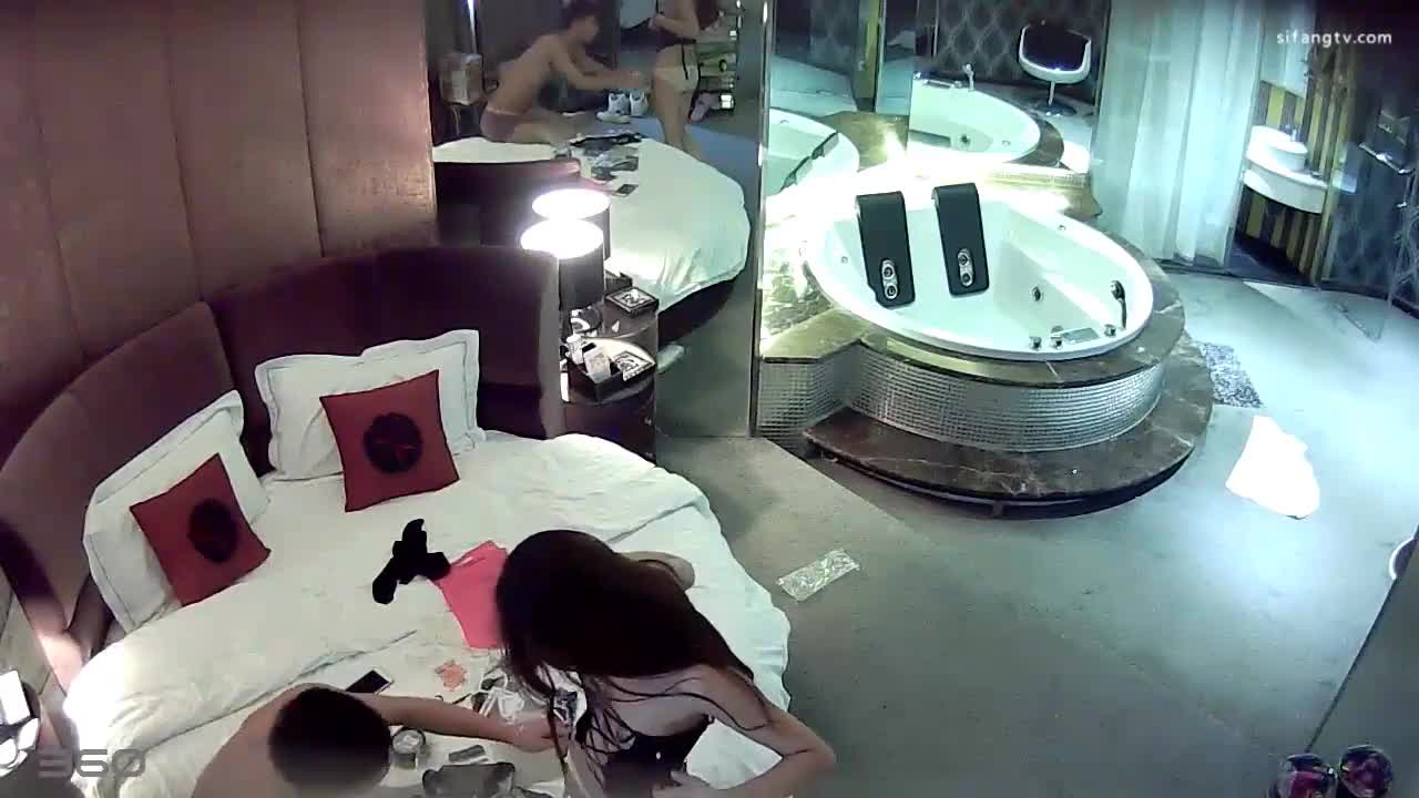酒店偷拍小情侣激情啪啪买了一堆情趣用品苗条美女骚得狠呻吟声听的心痒痒 80分钟