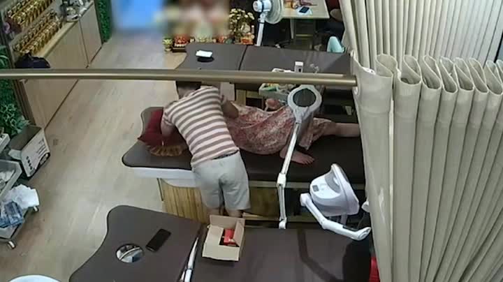 #美容院 美容院 美容院绝美老板娘下班后和相好的偷情，直接在按摩床上开炮，超猛超凶超厉害