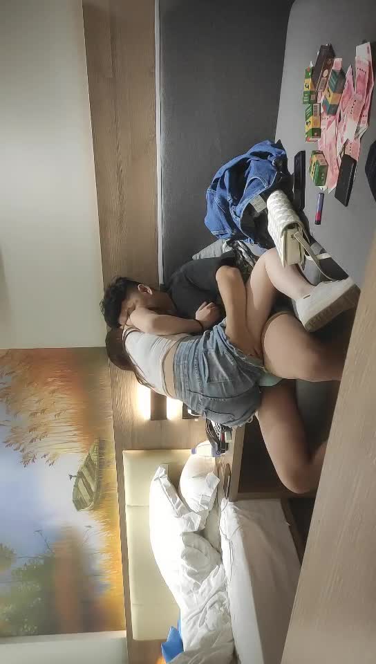 #熟女 #探花 #少妇 加钱哥深夜约极骚女技师激情，站立扶腰后入先来一发，乳推舔背服务一流，搞爽了继续来第二炮