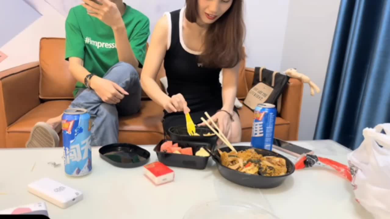 #约炮 #美甲店老板娘想让小少妇吞精估计暂时是没着落了，这不又把小少妇忽悠了过来一顿调情最后内射了。还来了一个特写。。