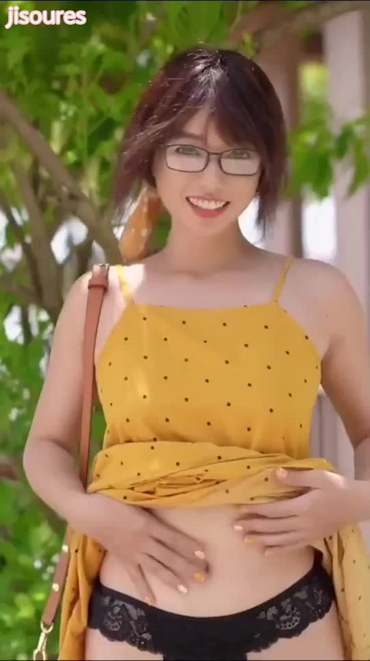 公园里美女将蕾丝丁裤脱给你看 #美女 #内裤 #嫩逼>>>进入搜索群,搜索随机触发