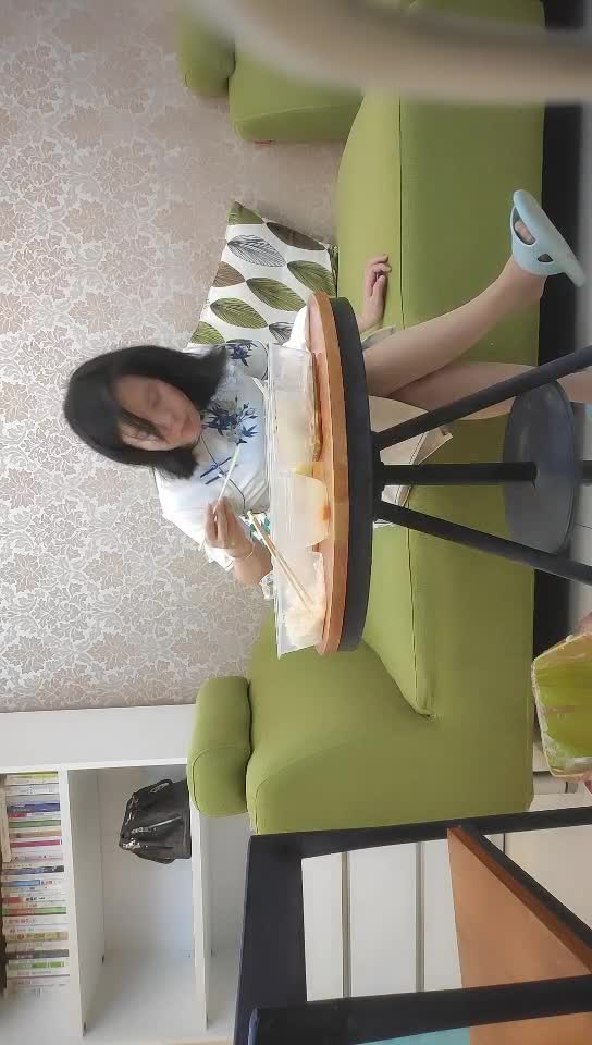 #熟女  #少妇  玩吃饱喝足干旗袍熟女，跪在地上舔屌口交，沙发上猛操屁股，张开双腿大力猛操