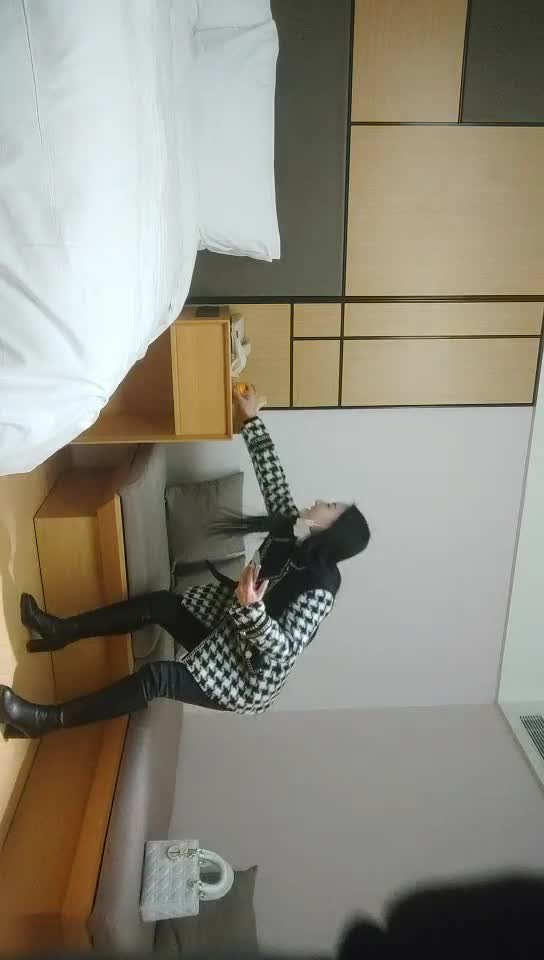 #熟女 #少妇 一天3炮堪称人肉打桩机，上个刚走长腿美女接上，翘起屁股皮带拍打 (