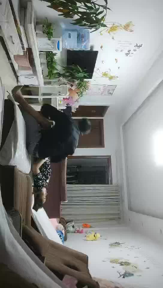 #熟女 #探花 #少妇 操斑点裙熟女，埋头深喉口交，撩起裙子掰穴舔逼，大屁股上位骑乘，扶着屁股后入撞击