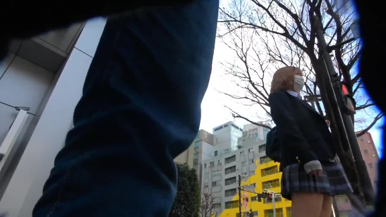 日本裙下风光抄底偷拍Jk超近距离被发现