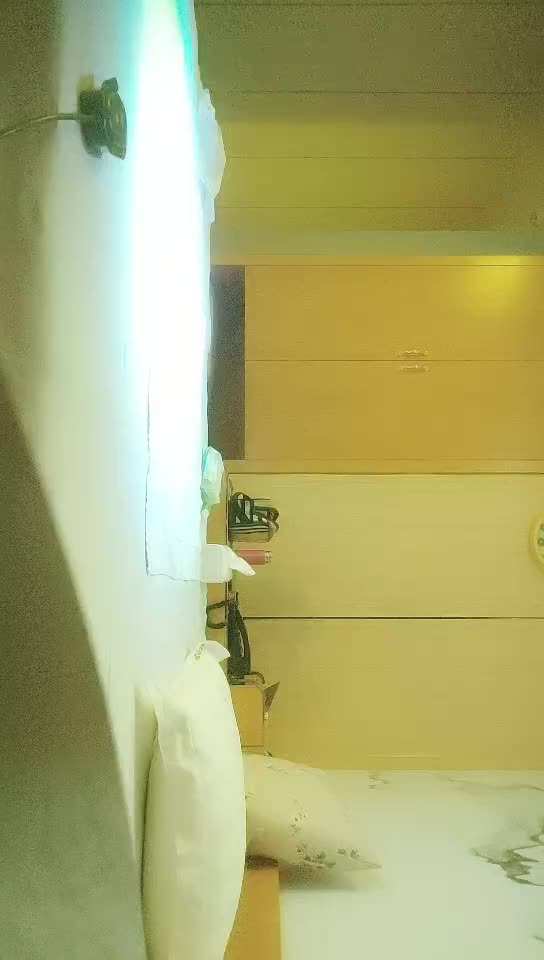 #熟女  #少妇  约少妇，短发漂亮，温柔体贴，撸着鸡巴不松手，大哥爽得直哼哼